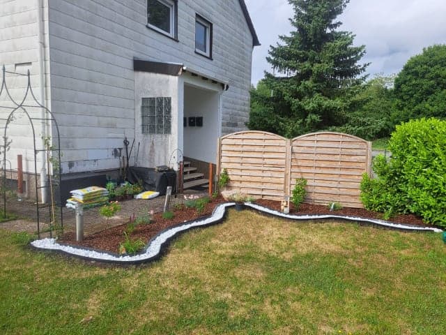 Mehrfamilienhaus mit gepflegtem Vorgarten und sauberen Außenanlagen - MBA Hausmeister